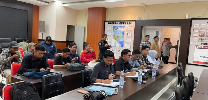 FOTO: Saat Ditreskrimum Poda Sulteng menggelar konferensi pers terkait kematian Afif Siraja. Dihadiri oleh tim kuasa hukum keluarga Afif yakni dari PBHI Sulsel. Selasa, 13 Januari 2026