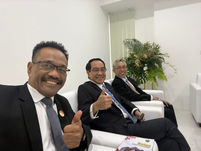 FOTO: Tiga calon Rektor Unhas dari kiri Prof. Dr. Sukardi Weda, SS., M.Hum., M.Pd., M.Si., MM., M.Sos.I, MA.Prof. Dr. Ir. Jamaluddin Jompa, M.Sc., dan Prof. dr. Budu, Ph.D, Sp.M(K), M.MedEd, (istimewa)