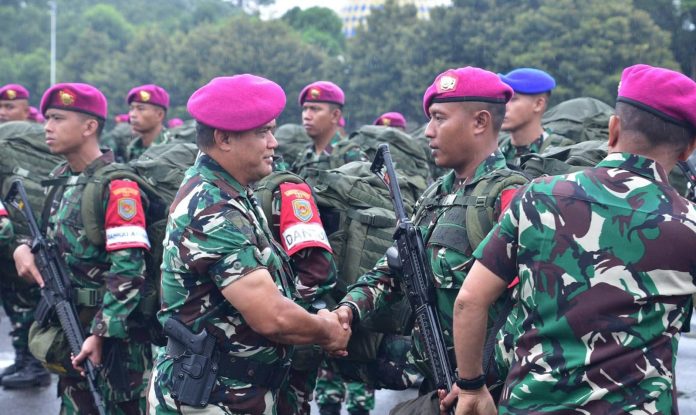 FOTO: Wakil Komandan (Wadan) Pasmar 1 Brigjen TNI (Mar) Wahyudi Saputra, S.E., M.M., mewakili Komandan Pasmar 1 (Danpasmar 1) Mayjen TNI (Mar) Ili Dasili, S.E. melepas prajurit Pasmar 1 yang tergabung dalam Satuan Tugas Operasi Laut Natuna Utara VII TA. 2026. (Dispen Kormar)