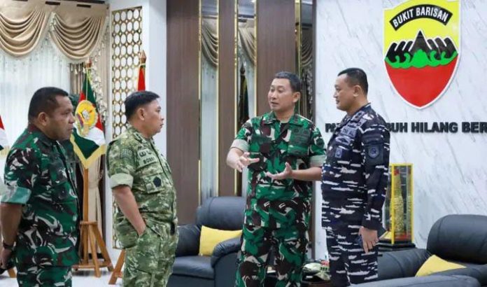 FOTO: Panglima Komando Daerah Militer I/Bukit Barisan (Pangdam I/BB) Mayjen TNI Hendy Antariksa menyambut kunjungan Asisten Operasi (Asops) Panglima TNI Letjen TNI Bobby Rinal Makmun di Markas Kodam I/BB, Medan, Selasa (13/1/2026). (Sumber : Pendam l/BB)