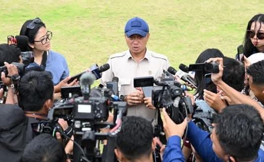 Mensesneg Tekankan Komitmen Presiden Prabowo untuk Percepatan Pembangunan IKN FOTO: Menteri Sekretaris Negara (Mensesneg) Prasetyo Hadi saat memberikan keterangan pers nya kepada media, Selasa (13/01/2026). (Dok.BPMI Setpres)