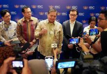 Hadiri IBC Business Outlook 2026, Menko Airlangga: Pemerintah Menargetkan Pertumbuhan Ekonomi Sekitar 5,4% FOTO: Menko Airlangga Hartarto saat memberikan keterangan pers nya usai menghadiri IBC Business Outlook 2026' yang diselenggarakan oleh Indonesian Business Council (IBC). (Properti Menko Airlangga)