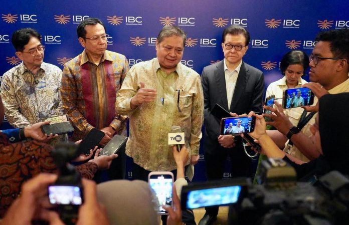 FOTO: Menko Airlangga Hartarto saat memberikan keterangan pers nya usai menghadiri IBC Business Outlook 2026' yang diselenggarakan oleh Indonesian Business Council (IBC). (Properti Menko Airlangga)