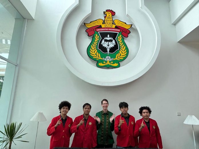 IMG-20260119-WA0275 FOTO: Tim mahasiswa Universitas Hasanuddin berhasil meraih juara dalam EcoBoss Greenpreneurship Pitch Challenge 2025. Tim Aerotrak terdiri atas Muhammad Al Mabrur G, Muhammad Farid Hidayat, Panji Bagus Satria, dan Erland Gavril Rande.