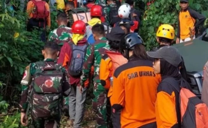 FOTO: Tim Search and Rescue (SAR) Universitas Hasanuddin terlibat dalam operasi pencarian dan pertolongan insiden pesawat ATR 42-500 yang dilaporkan hilang kontak dan jatuh di wilayah Kabupaten Maros, Sulawesi Selatan.