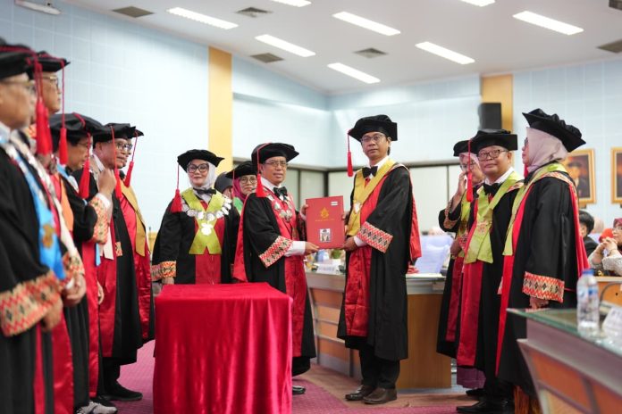 FOTO: Empat guru besar Unhas menyampaikan Pidato Penerimaan di hadapan Rapat Paripurna Senat Akademik terbatas, Selasa (20/01).