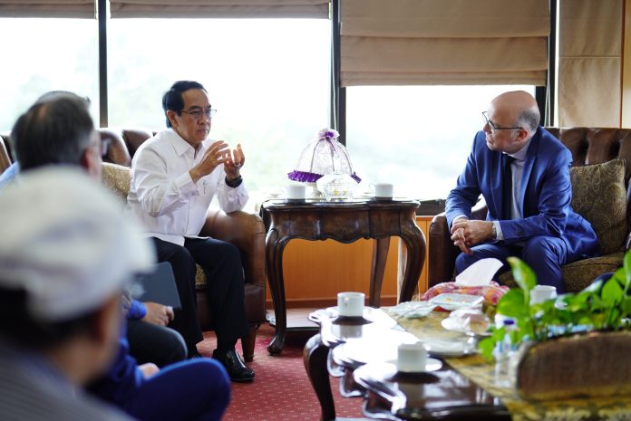 FOTO: Rektor Universitas Hasanuddin menerima kunjungan Jean-François Hans, délégué géographique (delegasi geografis) Fondation des Alliances Françaises yang berbasis di Paris, Prancis. Pertemuan berlangsung di Ruang Rapat Rektor Unhas, Lantai 8 Gedung Rektorat Universitas Hasanuddin, Selasa (20/1).