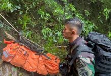 Personel Korpasgat Terlibat Aktif dalam Pencarian Hari Keempat Korban Pesawat ATR 42-500/PK-THT FOTO: Salah satu prajurit Korpasgat dalam mendukung Operasi Pencarian dan Pertolongan (SAR) korban pesawat ATR 42-500/PK-THT yang hilang di kawasan Gunung Bulusaraung, Kabupaten Maros/Pangkep, Sulawesi Selatan, Selasa (20/1/2026). (Dok. Korpasgat)