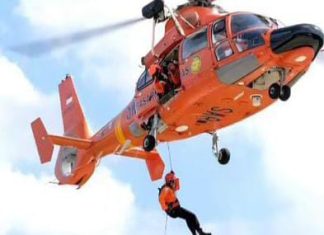 Helikopter Basarnas Berhasil Mengevakuasi Satu Korban Pesawat ATR 42-500 di Pegunungan Bulusaraung FOTO: Helikopter milik Basarnas berhasil mengevakuasi satu korban jatuhnya pesawat ATR 42-500 di pegunungan Bulusaraung setelah melewati rintangan yg ekstrem. (Hasil tangkap layar)