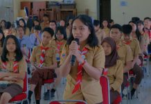 Sosialisasi SNPMB Unhas di Toraja Utara: Kelulusan Bisa Batal Jika Abai Registrasi Ulang FOTO: Salah satu siswa menyampaikan pertanyaan dalam kegiatan Sosialisasi dan Promosi Seleksi Nasional Penerimaan Mahasiswa Baru (SNPMB) di Kabupaten Toraja Utara. Kegiatan berlangsung di Aula SMAN 1 Toraja Utara, mulai pukul 09.00 Wita, Jumat (23/01).