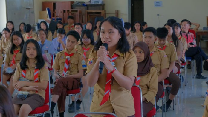 FOTO: Salah satu siswa menyampaikan pertanyaan dalam kegiatan Sosialisasi dan Promosi Seleksi Nasional Penerimaan Mahasiswa Baru (SNPMB) di Kabupaten Toraja Utara. Kegiatan berlangsung di Aula SMAN 1 Toraja Utara, mulai pukul 09.00 Wita, Jumat (23/01).