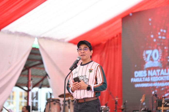 FOTO: Rektor Universitas Hasanuddin, Prof. Dr. Ir. Jamaluddin Jompa, M.Sc., meletakkan batu pertama pembangunan gedung baru Fakultas Kedokteran Unhas, pada Minggu (25/1).