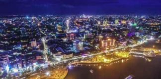 Setahun di Pentaskan: Makassar yang Terlihat dan yang Terbranding di Panggung Dunia FOTO: Kota Makassar, Sulawesi Selatan suasana di Malam Hari. (Dok via Google)
