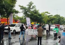 Aliansi-Keramat Gelar Aksi Unjuk Rasa di Depan Hotel Claro, Tolak Keras Jokowi dan Menteri Kehutanan Masuk Sulsel FOTO: Sejumlah massa yang tergabung dalam Aliansi-Keramat (Kesatuan Rakyat Menggugat) menggelar aksi demonstrasi di kawasan Pettarani Keramat, tepat di depan Hotel Claro Makassar, Rabu (28/1/2026).