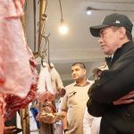 Mentan Amran: Rumah Potong Hewan Dilarang Naikkan Harga Daging FOTO: Menteri Pertanian (Mentan) Andi Amran Sulaiman menegaskan seluruh Rumah Potong Hewan (RPH) untuk melarang para jagal yang memotong sapi untuk tidak menaikkan harga daging sapi, sebagai bagian dari kesiapan pemerintah menjaga stabilitas pangan nasional menjelang bulan Ramadan dan Idulfitri 2026. (Dok. Kementan)