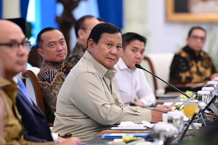 FOTO: Presiden Prabowo Subianto mengundang sejumlah mantan Menteri dan Wakil Menteri Luar Negeri RI, akademisi di bidang hubungan internasional, serta pimpinan Komisi I DPR RI dalam rangka berdiskusi mengenai situasi politik luar negeri Indonesia, di Istana Merdeka, pada Rabu, 4 Februari 2026. (Sumber: Seskab)