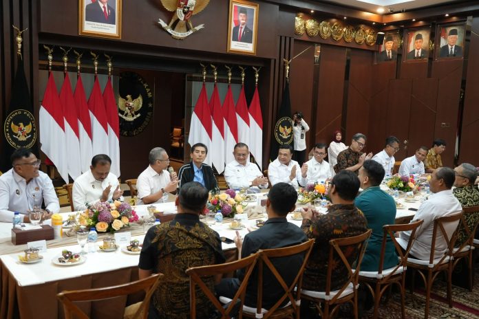 FOTO: Menteri Koordinator Bidang Politik dan Keamanan (Menko Polkam), Jenderal TNI (Purn.) Djamari Chaniago, menekankan pentingnya sinergi antara pemerintah dan media massa untuk menjaga stabilitas serta memajukan bangsa. Hal ini disampaikannya dalam acara Silaturahmi Media Nasional di Kantor Kemenko Polkam, Jakarta, Rabu (4/2/2026). (Dok. Menko Polkam)