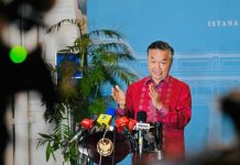 Presiden Prabowo Tegaskan Diplomasi Realistis dan Prinsip Kehati-hatian Indonesia dalam Board of Peace FOTO: Mantan Wakil Menteri Luar Negeri (Wamenlu) Dino Patti Djalal saat memberikan keterangan usai memberikan keterangan pers usai bertemu Presiden Prabowo di Istana Merdeka, Jakarta, Rabu (04/02/2026). (Sumber: BPMI Setpres)