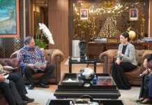 Izzana Saleh Bertemu Menko Airlangga Memperkuat Sinergi Negara-Negara Produsen Minyak Sawit FOTO: Menteri Koordinator (Menko) Bidang Perekonomian Airlangga Hartarto menerima kunjungan Izzana Saleh, Secretary General Council of Palm Oil Producing Countries (CPOPC), di Kantor Kementerian Koordinator Bidang Perekonomian RI. (Dok. Menko Perekonomian)