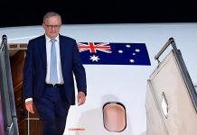 Tiba di Indonesia, PM Australia Memperkuat Kemitraan Strategis Antara Kedua Negara FOTO: Perdana Menteri (PM) Australia H.E. Anthony Albanese saat tiba di Bandara Halim Perdanakusuma pada Kamis malam, 5 Februari 2026, dan disambut oleh Menteri Luar Negeri Sugiono serta Menteri Investasi/CEO Danantara, Rosan Roeslani. (Dok. Via media sosial)