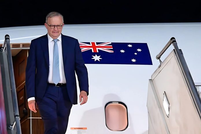 FB_IMG_1770344514456 FOTO: Perdana Menteri (PM) Australia H.E. Anthony Albanese saat tiba di Bandara Halim Perdanakusuma pada Kamis malam, 5 Februari 2026, dan disambut oleh Menteri Luar Negeri Sugiono serta Menteri Investasi/CEO Danantara, Rosan Roeslani. (Dok. Via media sosial)