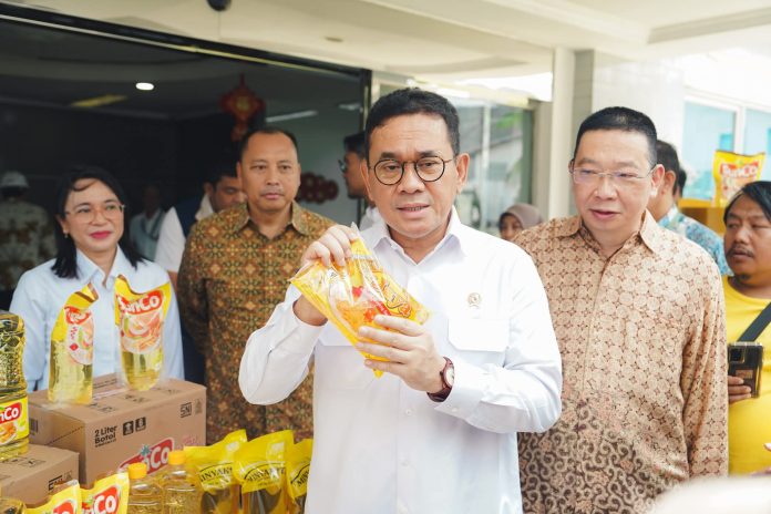 FOTO: Menteri Perdagangan, Budi Santoso meninjau produksi minyak goreng di PT Mikie Oleo Nabati Industri, Bekasi, Jawa Barat, Kamis (5/3/2026). (Dok. Kemendag)