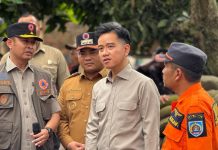 Tinjau Lokasi Bencana Tanah Bergerak di Tegal, Wapres Pastikan Keselamatan Warga Jadi Prioritas FOTO: Wakil Presiden (Wapres) Gibran Rakabuming meninjau langsung kondisi pengungsi dan lokasi terdampak bencana tanah bergerak di Desa Padasari, Kecamatan Jatinegara, Kabupaten Tegal, Provinsi Jawa Tengah (Jateng), Jumat (06/02/2026). (Sumber: BPMI Setwapres)