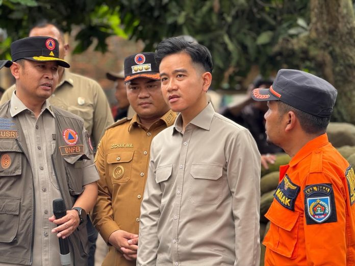 FOTO: Wakil Presiden (Wapres) Gibran Rakabuming meninjau langsung kondisi pengungsi dan lokasi terdampak bencana tanah bergerak di Desa Padasari, Kecamatan Jatinegara, Kabupaten Tegal, Provinsi Jawa Tengah (Jateng), Jumat (06/02/2026). (Sumber: BPMI Setwapres)
