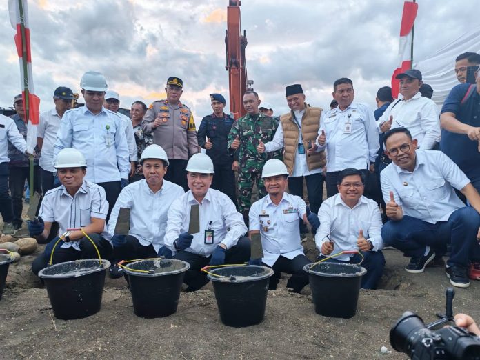 FOTO: Kementerian Pertanian, dan Badan Usaha Milik Negara (BUMN) memulai Program Pengembangan Hilirisasi Ayam Terintegrasi dengan melakukan peletakan batu pertama (groundbreaking) di Desa Mappesangka, Kabupaten Bone, Provinsi Sulawesi Selatan, Jumat (6/2/2026). (Dok. Kementan)