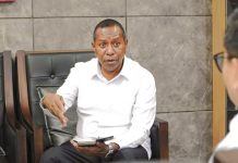 Kementan Dorong Ekosistem Hilirisasi Ayam Terintegrasi di Papua Selatan FOTO: Gubernur Papua Selatan, Apolo Safanpo, saat berbincang dengan Direktur Jenderal Peternakan dan Kesehatan Hewan Kementan, Agung Suganda di Jakarta, Selasa (10/2/2026). (Dok. Kementan)