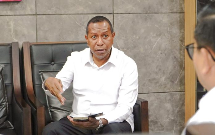 FOTO: Gubernur Papua Selatan, Apolo Safanpo, saat berbincang dengan Direktur Jenderal Peternakan dan Kesehatan Hewan Kementan, Agung Suganda di Jakarta, Selasa (10/2/2026). (Dok. Kementan)