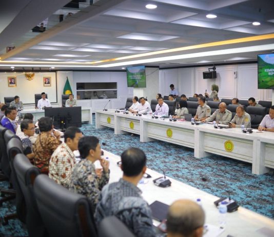 Mentan Amran Terima Para Bupati, Siap Akomodasi Kebutuhan Daerah untuk Perkuat Pertanian FOTO: Menteri Pertanian (Mentan) Andi Amran Sulaiman menerima audiensi para bupati dari beberapa daerah di Indonesia pertemuan itu yang digelar di Kantor Pusat Kementerian Pertanian, Jakarta, Rabu (12/2/2026). (Dok. Kementan)