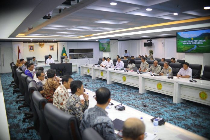 FOTO: Menteri Pertanian (Mentan) Andi Amran Sulaiman menerima audiensi para bupati dari beberapa daerah di Indonesia pertemuan itu yang digelar di Kantor Pusat Kementerian Pertanian, Jakarta, Rabu (12/2/2026). (Dok. Kementan)