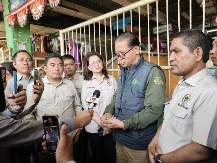 FOTO: Pemerintah bersama Komisi IV DPR RI dalam kunjungan kerja ke Pasar Wonokromo, Surabaya, Kamis (12/2/2026). (Dok. Kementan)