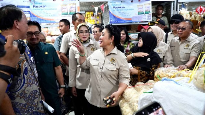 FOTO: Ketua Komisi IV DPR RI, Siti Hediati Soeharto dan anggota bersama Kementerian Pertanian, Badan Pangan Nasional, dan BULOG melakukan inspeksi mendadak (sidak) ke Pasar Legi, Solo, Kamis (12/2/2026). (Dok.Kementan)