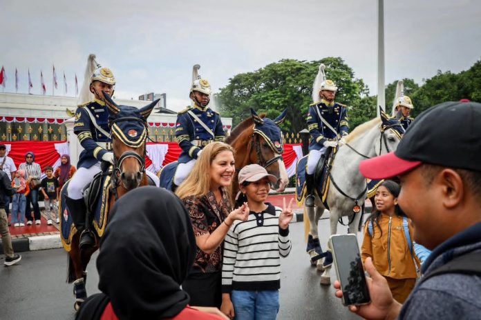 FB_IMG_1771155011704 FOTO: Warga negara asing melakukan swa foto bersama pasukan berkuda pengawal istana negara. (Dok. Seskab)