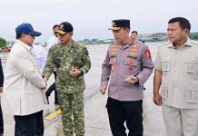 Bahlil Dampingin Presiden Bertolak ke Washington DC FOTO: Panglima TNI dan Kapolri saat mengantar Presiden Prabowo di Pangkalan TNI AU Halim Perdanakusuma, Jakarta, pada Senin, 16 Februari 2026. (Seskab)