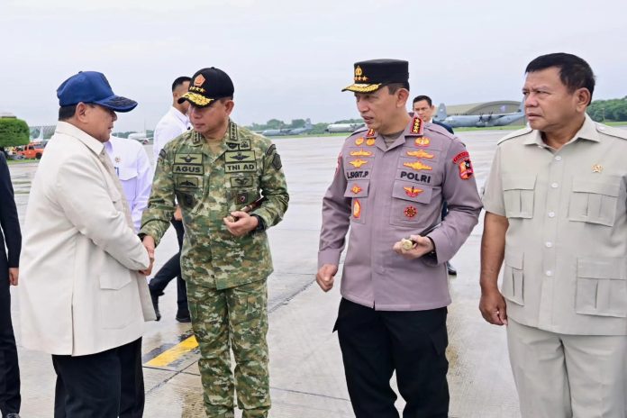 FB_IMG_1771217714079 FOTO: Panglima TNI dan Kapolri saat mengantar Presiden Prabowo di Pangkalan TNI AU Halim Perdanakusuma, Jakarta, pada Senin, 16 Februari 2026. (Seskab)