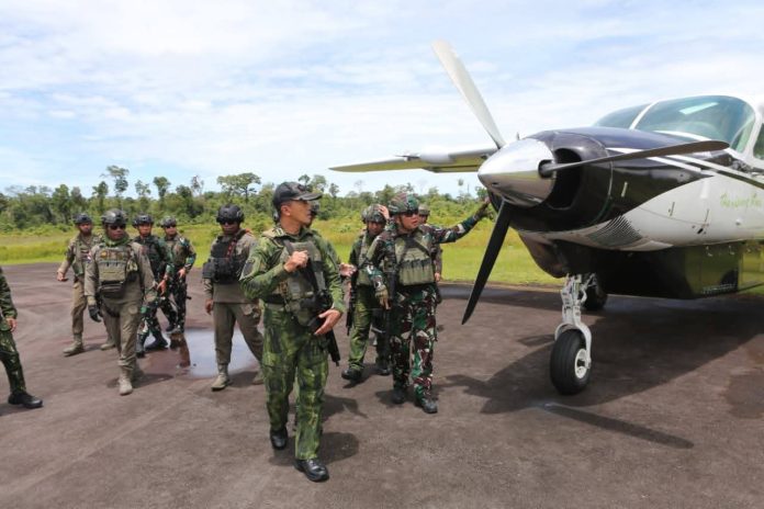 FOTO: Panglima Komando Daerah Udara (Kodau III) Marsda TNI Dr. Azhar Aditama D., S.Sos.,M.M.,M.Han., mendampingi Panglima Komando Gabungan Wilayah Pertahanan III Letjen TNI Bambang Trisnohadi meninjau Bandara Korowai Batu, Distrik Yaniruma, Kabupaten Boven Digoel, Papua Selatan, Senin (16/2/2026). (Dok. TNI AU)