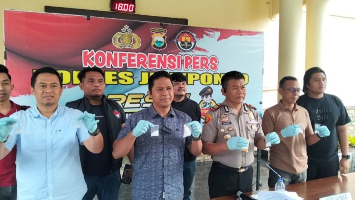 FOTO: Satuan Reserse Narkoba (Sat Resnarkoba) Polres Jeneponto berhasil menggagalkan peredaran gelap narkotika golongan I jenis sabu dengan barang bukti seberat total 150 gram bruto. Seorang pelaku berinisial IS (45) diamankan dalam pengungkapan kasus ini. (Dok. Polres Jeneponto)