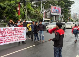 GAM Gelar Aksi di PN Makassar, Tuntut Vonis Bebas Bagi Aktivis FOTO: Puluhan mahasiswa yang tergabung dalam Gerakan Aktivis Mahasiswa (GAM) menggelar aksi unjuk rasa di depan Pengadilan Negeri Makassar, pada Senin (2/2/2026).