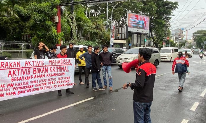 IMG-20260202-WA0313 FOTO: Puluhan mahasiswa yang tergabung dalam Gerakan Aktivis Mahasiswa (GAM) menggelar aksi unjuk rasa di depan Pengadilan Negeri Makassar, pada Senin (2/2/2026).