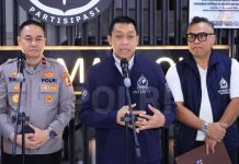 Red Notice Terbit, Disebutkan Keberadaan Riza Chalid Telah Diketahui FOTO: Divisi Humas Polri Karo Penmas Divhumas Polri Brigjen Pol Trunoyudo Wisnu Andiko bersama PolriSekretaris NCB Interpol Indonesia Divhubinter Polri Brigjen Pol Dr. Untung Widyatmoko saat menyampaikan perkembangan terbaru terkait penerbitan Interpol Red Notice terhadap buronan kasus dugaan tindak pidana korupsi, Muhammad Riza Chalid (MRC). Penyampaian tersebut disampaikan dalam kegiatan doorstop di Lobi Divhumas Polri, Minggu (1/2/2026). (Dok. Humas Polri)