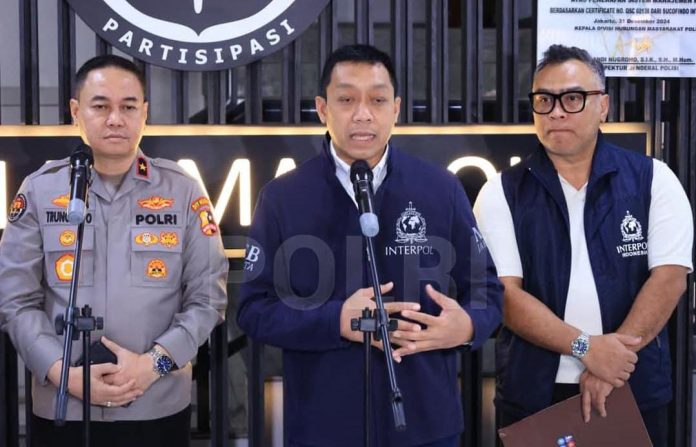 IMG-20260202-WA0396 FOTO: Divisi Humas Polri Karo Penmas Divhumas Polri Brigjen Pol Trunoyudo Wisnu Andiko bersama PolriSekretaris NCB Interpol Indonesia Divhubinter Polri Brigjen Pol Dr. Untung Widyatmoko saat menyampaikan perkembangan terbaru terkait penerbitan Interpol Red Notice terhadap buronan kasus dugaan tindak pidana korupsi, Muhammad Riza Chalid (MRC). Penyampaian tersebut disampaikan dalam kegiatan doorstop di Lobi Divhumas Polri, Minggu (1/2/2026). (Dok. Humas Polri)
