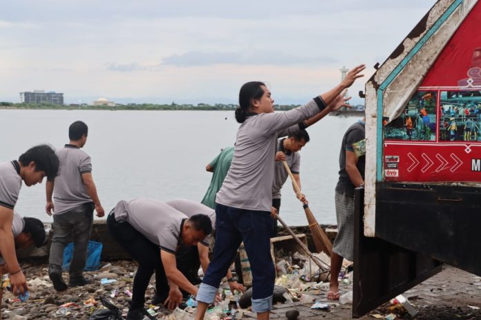 FOTO: Sat Intelkan Polres Pelabuhan Makassar mengelar kegiatan bakti sosial. Bakti sosial ini berupa aksi bersih-bersih pantai menindak lanjuti arahan Presiden RI Prabowo Subianto.