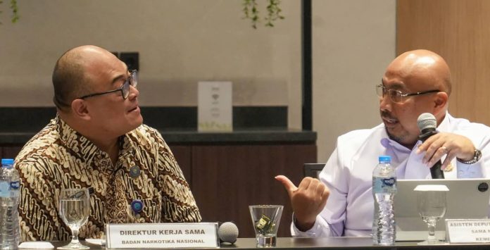 FOTO: Kiri, Direktur Kerja Sama Badan Narkotika Nasional (BNN), Aria T.M. Wibisono, dalam kegiatan Rapat Koordinasi Identifikasi Permasalahan dan Isu Strategis Kerja Sama di Bidang Politik dan Perdamaian Internasional yang diselenggarakan Kemenko Polkam pada Rabu (4/2/2026), di Bogor, Jawa Barat. (Dok. Polkam RI)