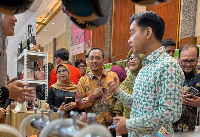 FOTO: Wakil Presiden (Wapres) Gibran Rakabuming meninjau The 26th Jakarta International Handicraft Trade Fair (INACRAFT) 2026 yang digelar di Jakarta International Convention Center (JICC), Jakarta, Rabu (04/02/2026). (Sumber: BPMI Setwapres)