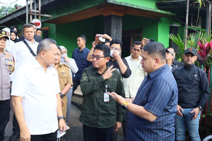 FOTO: Menteri Koordinator Bidang Pangan RI, Zulkifli Hasan dan Wali Kota Makassar, Munafri Arifuddin saat meninjau langsung TPA Antang, Jumat (6/2/2026). (Dok. Humas Pemkot Makassar)