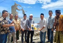 Taufan Pawe Salurkan Bantuan untuk Warga Terdampak Abrasi di Cappa Gusung FOTO: Anggota Komisi II DPR RI, Taufan Pawe, meninjau langsung titik abrasi di Cappa Gusung, Kelurahan Sapolohe, Kecamatan Bonto Bahari, Kabupaten Bulukumba, Jumat (6/2/2026).