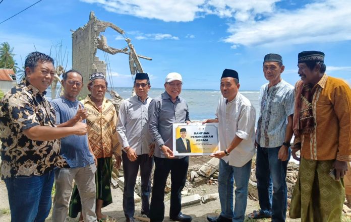 FOTO: Anggota Komisi II DPR RI, Taufan Pawe, meninjau langsung titik abrasi di Cappa Gusung, Kelurahan Sapolohe, Kecamatan Bonto Bahari, Kabupaten Bulukumba, Jumat (6/2/2026).